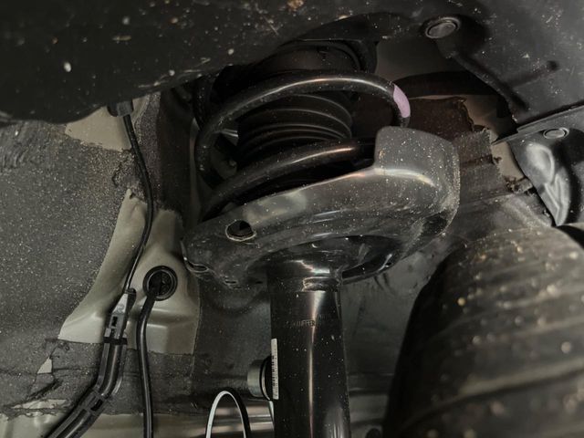 お車を安心してお乗りいただく為には、足回りの定期点検が欠かせません。サービスサポート（有償保証）では無料点検もご提供しており、安心のカーライフをお過ごしいただけるサポート体制が整っています。