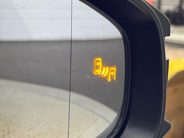 【ブラインドスポットモニター】走行中、ドアミラーの死角になりやすい箇所に後続車が接近するとサイドミラーのレンズに警告を表示！ドライバーに注意喚起をしてくれます。