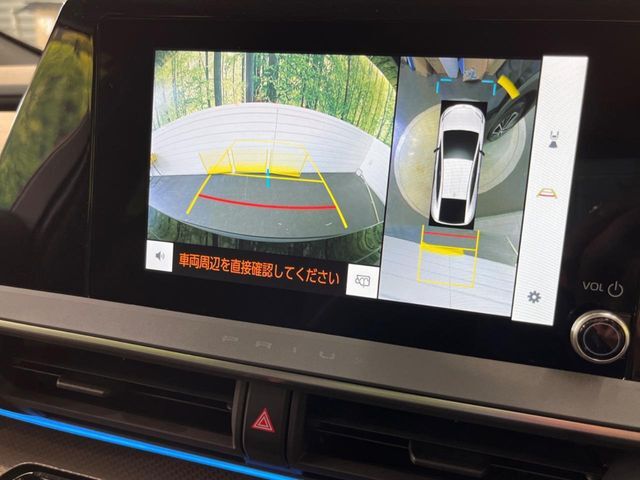 【パノラミックビューモニター】専用のカメラにより、上から見下ろしたような視点で360度クルマの周囲を確認することができます☆死角部分も確認しやすく、狭い場所での切り返しや駐車もスムーズに行えます。
