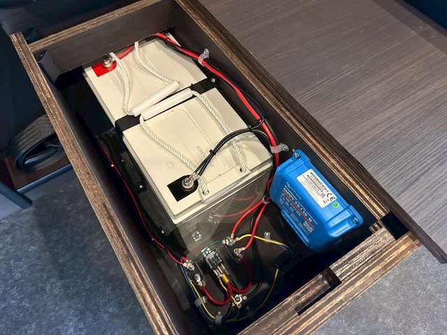 サブバッテリー　走行充電　ソーラーパネル