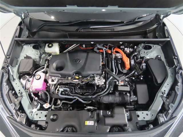車にとって、とても大切な部分のエンジンルーム。綺麗に清掃済みで安心です。