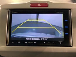 リバースギアに入れるだけで後方の表示へ切り替わります。夜間や雨の日の駐車も楽になりますよ。