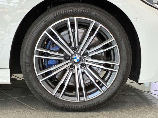 純正アルミホイールは、足周りの軽量化、ブレーキの冷却にも大変優れ、気持ちの良いクルージングを演出してくれます。