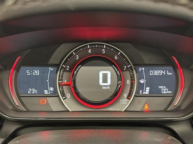 【メーターまわり】ドライバーから見やすい位置にあって安全運転に寄与します。メーターも見やすくてシンプルなデザインになっております。