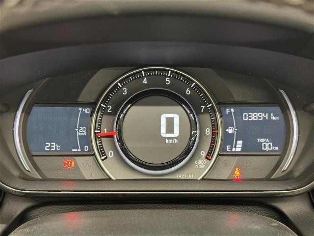 【メーターまわり】ドライバーから見やすい位置にあって安全運転に寄与します。メーターも見やすくてシンプルなデザインになっております。
