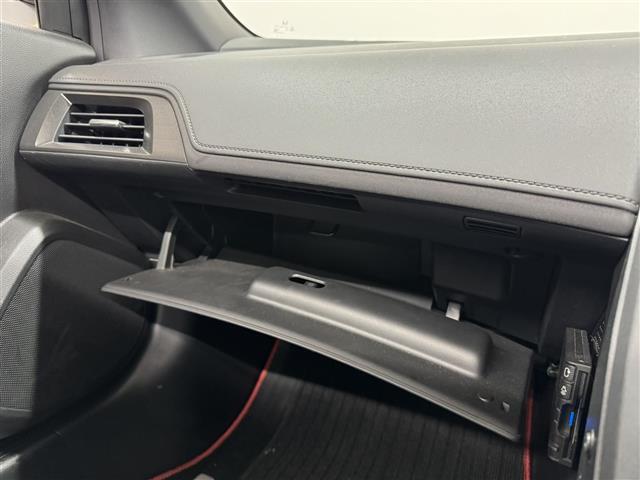 【グローブボックス】車検証、サングラスやCDなど小さい荷物が収納できるので車内を綺麗に整頓できますね。