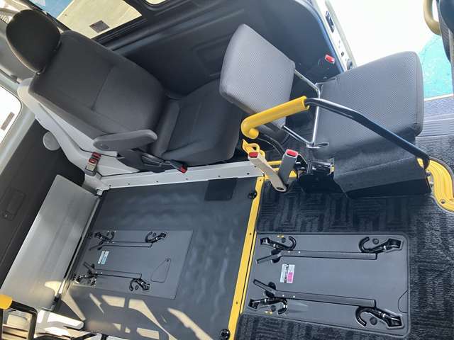 後部、補助シートで車いすの方とも近いので介護される方も安心です。