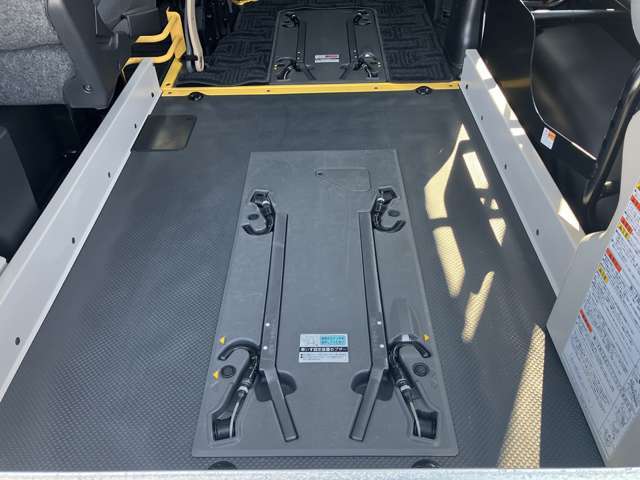 車いす用固定装置2基です。