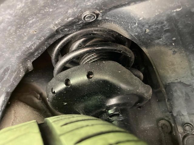 お車を安心してお乗りいただく為には、足回りの定期点検が欠かせません。サービスサポート（有償保証）では無料点検もご提供しており、安心のカーライフをお過ごしいただけるサポート体制が整っています。