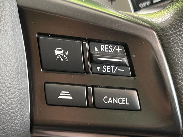 【全車速追従機能付クルーズコントロール】高速道路での長距離走行が楽に！！自動で速度を保つクルーズコントロールが、衝突軽減システムと連携し、前方の車両を感知して車間を保つように速度調節してくれます！！