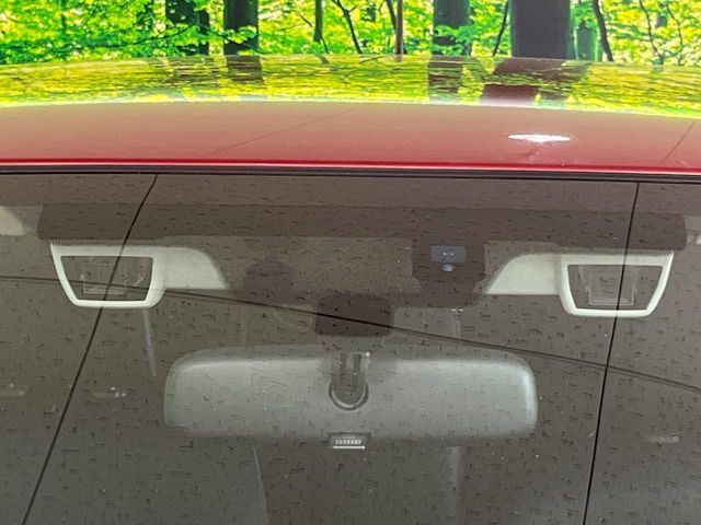 【アイサイトVer2】前方の車両等を検知し、衝突しそうな時は警報で注意を促し、ブレーキを踏む力をサポート。ブレーキを踏めなかった場合は衝突被害軽減ブレーキが作動、衝突回避をサポートします。