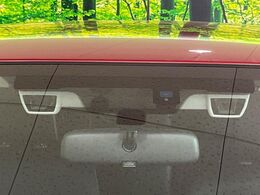 【アイサイトVer2】前方の車両等を検知し、衝突しそうな時は警報で注意を促し、ブレーキを踏む力をサポート。ブレーキを踏めなかった場合は衝突被害軽減ブレーキが作動、衝突回避をサポートします。