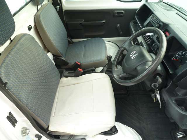 運転席座面は側面に15cmほどのほころびがあるのでシートカバーがかけてあるだけです。