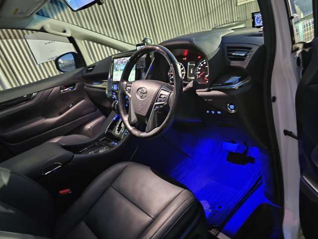 アルパイン12.8フリップダウンモニター　　足元ブルーイルミネーション　アンダーカーテシロゴイルミ　パワーシートオットマン　レーダークルーズ　3眼シーケンシャルウインカー