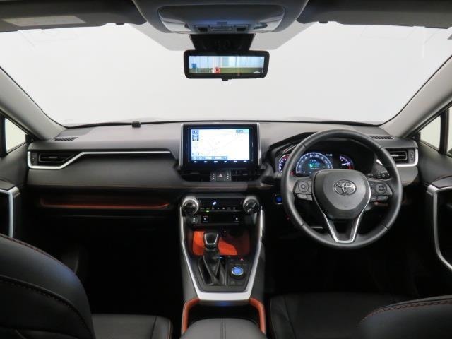 シンプルながら機能性あふれる運転席廻りです。視界性もよく、運転しやすいですよ。