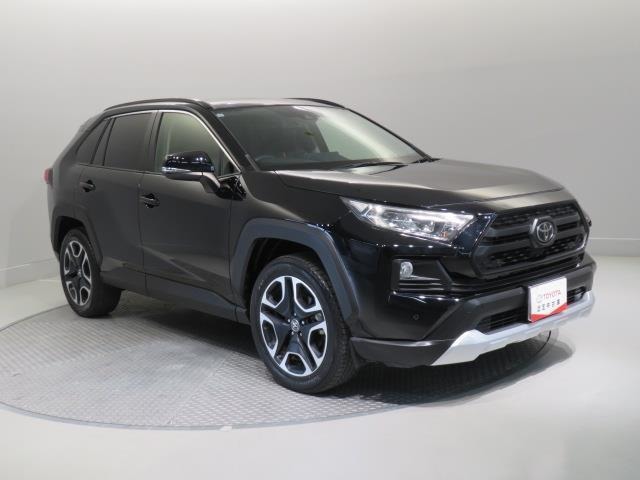 人気のSUV！　普段使いから週末のお出かけまで、運転するワクワクを感じさせてくれる一台になると思います。