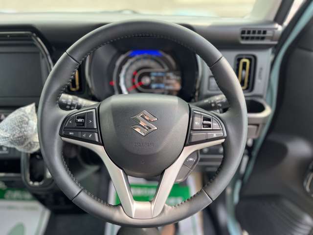 ☆ステアリングホイール☆手にしっくりくる握り心地で滑りにくく運転も快適です！