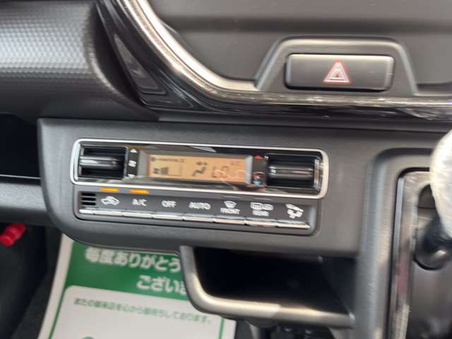 オートエアコン標準装備です。簡単操作で車内が設定した温度になるまで風量、吹き出し口を自動的に調整してくれます。いつでも快適な運転が楽しめます。