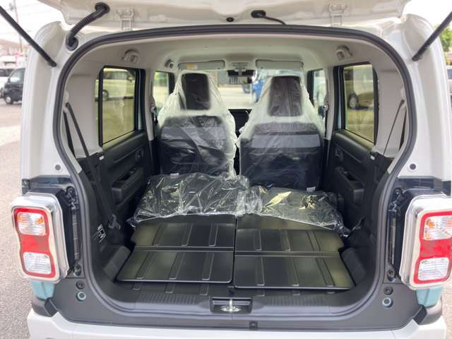 ☆フラットシート☆後部座席を倒すとフラットになる為、たくさんのお荷物や大きなお荷物を積むときに便利です！