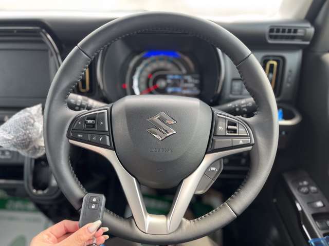 スマートキー標準装備です。車に近づいてリクエストスイッチを押せばドアの開閉ができます。更にエンジンの始動もカギを挿さずに出来ます。防犯面でも安心に繋がります。