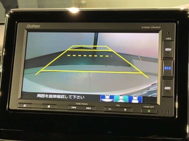 リバースギアに入れるだけで後方の表示へ切り替わります。夜間や雨の日の駐車も楽になりますよ。