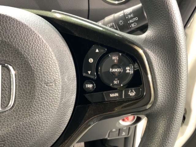 クルーズコントロールを装備しています。高速道路などで一定の速度で走ってくれるので運転が楽ですよ！速度を設定できますので、スピードの出しすぎにも注意できます。
