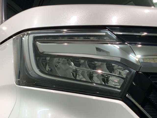 LEDヘッドライトは、点灯の瞬間から最大光量を発揮し、突然暗くなるトンネルなどでの安定感を高めます。