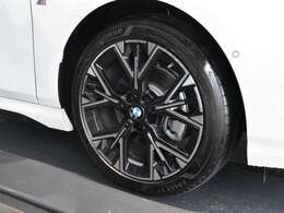 保証に関しましては全国どこのディーラーでもご使用いただける認定中古車保証が付きます。アフターメンテナンスもお近くのディーラーにて行うことができますので安心してお乗りいただけます。