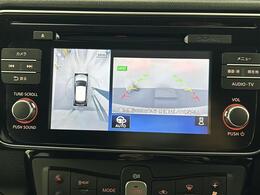 【アラウンドビューモニター】まるでクルマを真上から見下ろしたかのような視点で駐車をサポートします！クルマの斜め後ろや真横など、前後左右の4つのカメラの映像が合成されて、モニターに映し出されます。