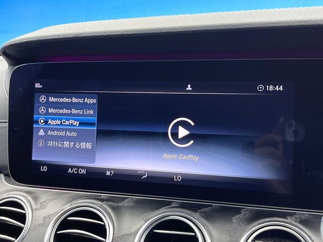 ●Apple　Car　Play：スマホとの有線接続で、ナビ・オーディオ再生などスマホのアプリ機能が画面でも使える便利機能です！