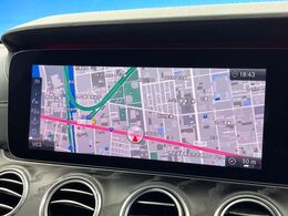 ●純正ナビ:一体感のあるナビは、高級感ある車内を演出してくれます。オーディオ機能も充実しておりますので、運転もより楽しめます♪