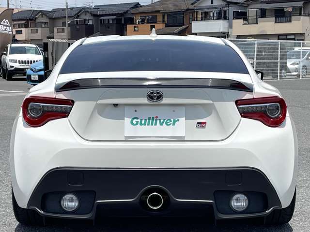 なかなか見ることのできないアンダーフロアですがスポーツカー選びの重要なチェックポイントです。当車両には、フロア・フレームに損傷、歪みなどもありません。