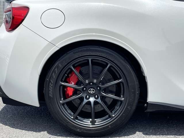 【納車整備メニュー】法定点検項目に追加し装備品等のクオリティチェックを実施。また、安心してお乗り頂くために社外品等各仕様の保安基準適合検査を行い必要な対策は実施してご納車しています。
