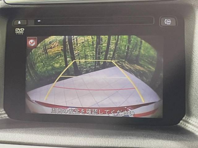 【バックカメラ】駐車時に後方がリアルタイム映像で確認できます。大型商業施設や立体駐車場での駐車時や、夜間のバック時に大活躍！運転スキルに関わらず、今や必須となった装備のひとつです！