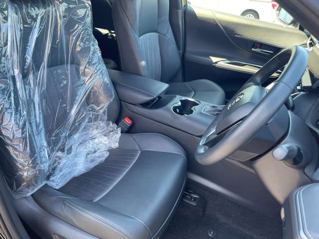 こちらは運転席のシートです。納車前には自社でしっかりクリーニングを行います。また、『AD除菌やシート撥水コーティング（別途料金）』などの、クリーニングメニューもご用意しております。