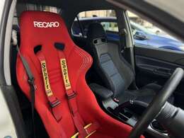 室内は綺麗にルームクリーニング済みとなります。たばこの嫌な臭いや芳香剤の臭いも御座いません。ご希望に応じてBRIDE製などのスポーツシートに変更も可能です。お気軽にご相談下さいませ