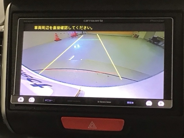 リバースギアに入れるだけで後方の表示へ切り替わります。夜間や雨の日の駐車も楽になりますよ。