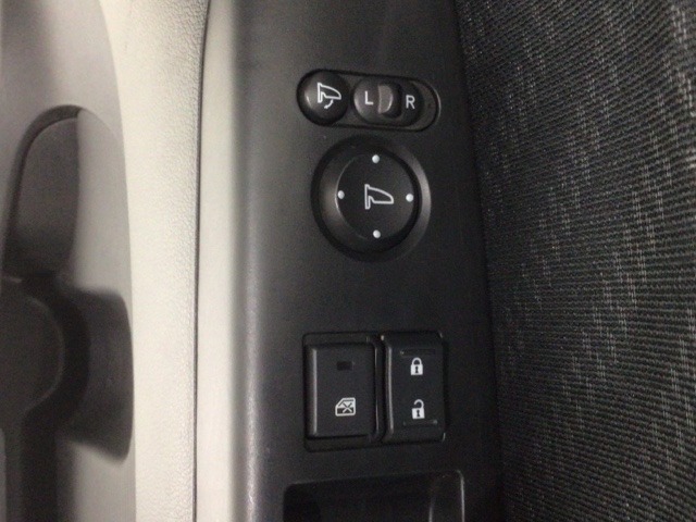 狭い駐車場で便利な電動格納ドアミラーが付いています。