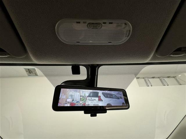 【デジタルインナーミラー】後方に設置されたカメラの映像がルームミラー型の液晶画面に表示。トランク内の荷物が満載でも、視界が妨げられることはありません。