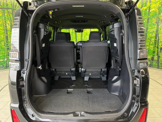 後席を格納すると、これだけの広さが！シーンに合わせたシートアレンジで、大きな荷物も積むことが出来ます♪