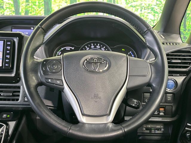 【クルーズコントロール】高速道路もラクラク走行。アクセルを離しても一定速度で走行ができ、長距離運転時の負担を軽減！加速・減速も簡単なスイッチ操作で調整できます。