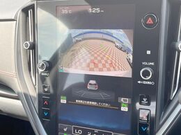 【フロント＆サイド＆バックカメラ】ドライバーから見にくい死角部分を映像で確認できるカメラを各所に装着。見通しがきかない場所や住宅密集地などを運転することが多い人におすすめの安心装備です。