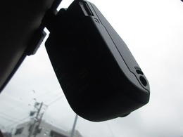 万が一の事故はもちろん快適で安全なドライブの必需品 純正ドライブレコーダーがフロントに付いています。