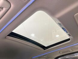 【サンルーフ】開放感たっぷりの希少装備、サンルーフが装着されています！車内に明かりを取り入れたり景色を楽しむ以外にも、車内の空気も簡単に換気できて快適です！