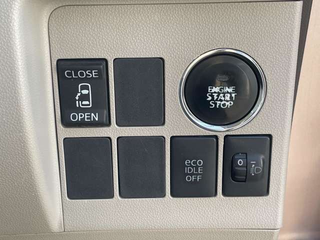 左側はパワースライドドアなので、運転席からも開閉できます♪