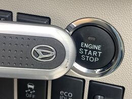 【キーフリーシステム】カバンやポケットに入れたままでもドアの施錠・解錠が可能なスマートキーを装備。エンジンのオン・オフ時もカギを取り出す必要が無いからとっても便利です♪