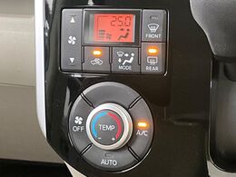 【オートエアコン】一度お好みの温度に設定すれば、車内の温度を検知し風量や温度を自動で調整。暑い…寒い…と何度もスイッチ操作をする必要はありません。快適な車内空間には必須の機能ですね♪