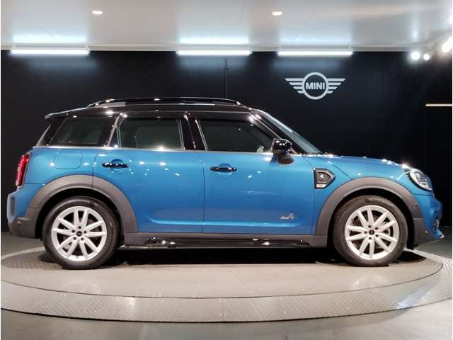 ☆MINIの車の始まりは大人四人がギリギリ乗れるコンパクトな車です！！今となっては3ナンバーですが、もともとは5ナンバーの車でした！！