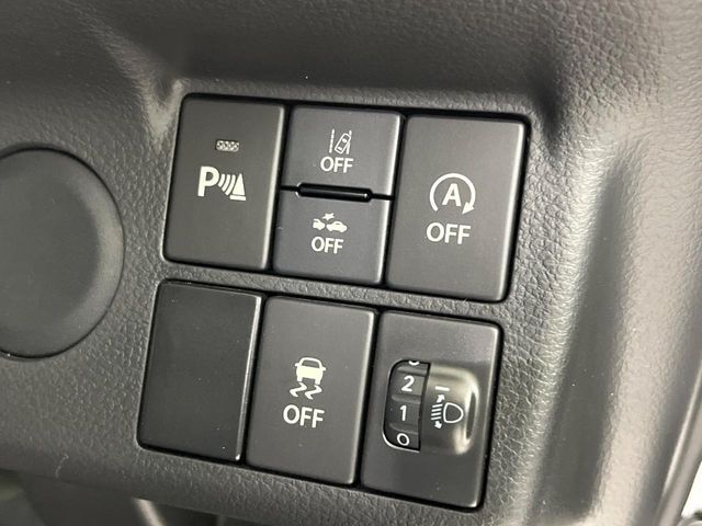 【アイドリングストップ】赤信号や渋滞で停車した際にエンジンを停止し、無駄な燃料の消費を抑えます。燃費向上や環境保護につなげる機能♪エンジンはブレーキを離せば再始動します。