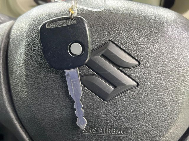 【キーレス】少し離れた場所からでもボタン一つでドアの開錠・施錠ができるのでとっても便利！ドアの鍵穴周りに傷をつけることもありません♪